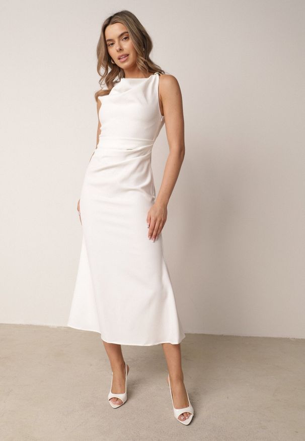 Born2be - Biała Sukienka VICES Ozdobiona Aplikacją na Ramieniu Palleleora. Okazja: na wesele, na ślub cywilny. Kolor: biały. Wzór: aplikacja. Typ sukienki: proste. Styl: elegancki