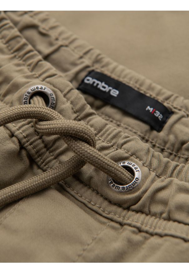 Ombre Clothing - Męskie szorty o luźnym kroju z kieszeniami typu cargo – jasnooliwkowe V3 OM-SRCG-0194 - XXL. Okazja: na co dzień. Kolor: oliwkowy. Materiał: dzianina, bawełna, materiał, tkanina, elastan. Sezon: lato. Styl: klasyczny, elegancki, casual