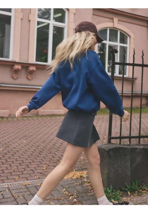 Reserved - Spódnica mini z plisowaniem - ciemnoszary. Kolor: szary. Materiał: tkanina, wiskoza