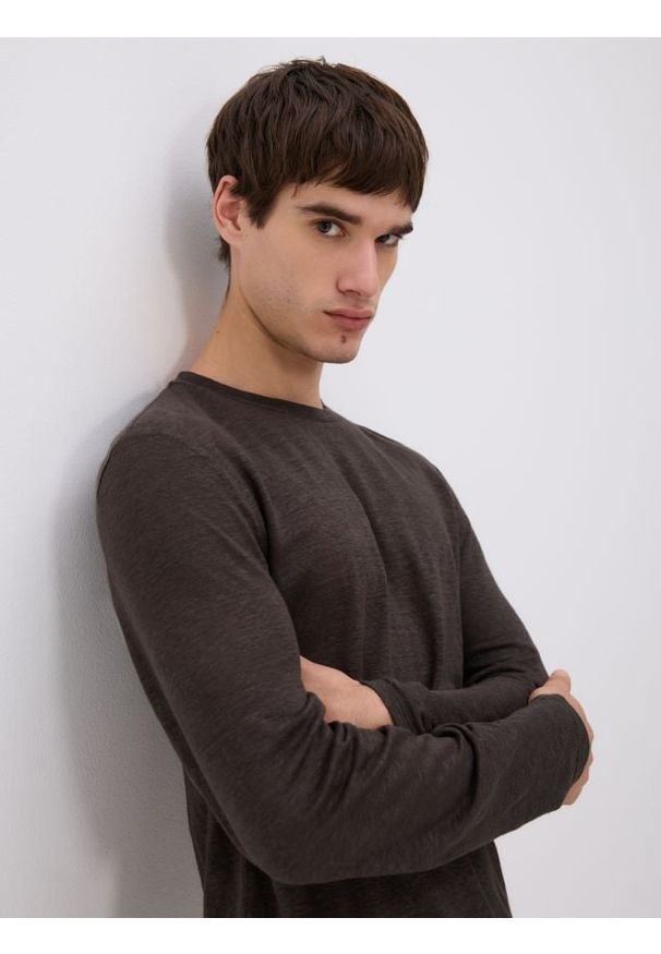 Reserved - Lniany longsleeve - ciemnobrązowy. Kolor: brązowy. Materiał: len. Długość rękawa: długi rękaw