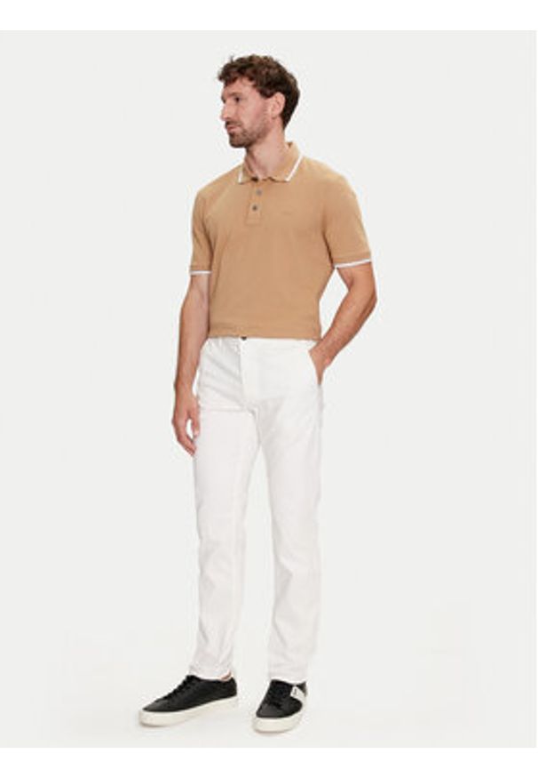 BOSS - Boss Chinosy Chino_Slim 50510933 Beżowy Slim Fit. Kolor: beżowy. Materiał: bawełna