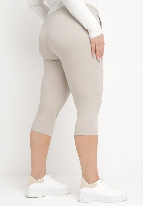 Born2be - Beżowe Spodnie 3/4 z Gumką w Pasie i Troczkiem Ozdobione Cyrkoniami Nazairia. Okazja: na co dzień. Kolor: beżowy. Wzór: aplikacja. Styl: casual