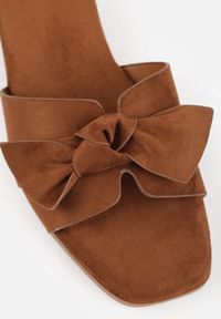Born2be - Brązowe Klapki VICES z Imitacji Zamszu z Kokardą na Niskim Obcasie Imperiale. Okazja: na co dzień, do pracy, na spotkanie biznesowe. Kolor: brązowy. Materiał: zamsz. Wzór: gładki, haft. Obcas: na obcasie. Styl: casual, biznesowy, elegancki. Wysokość obcasa: niski #8