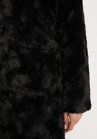 Born2be - Czarny Płaszcz z Pikowanym Futerkiem i Wsuwanymi Kieszeniami Vertika. Okazja: na co dzień. Kolor: czarny. Materiał: futro. Długość rękawa: długi rękaw. Długość: długie. Styl: wizytowy, casual #4