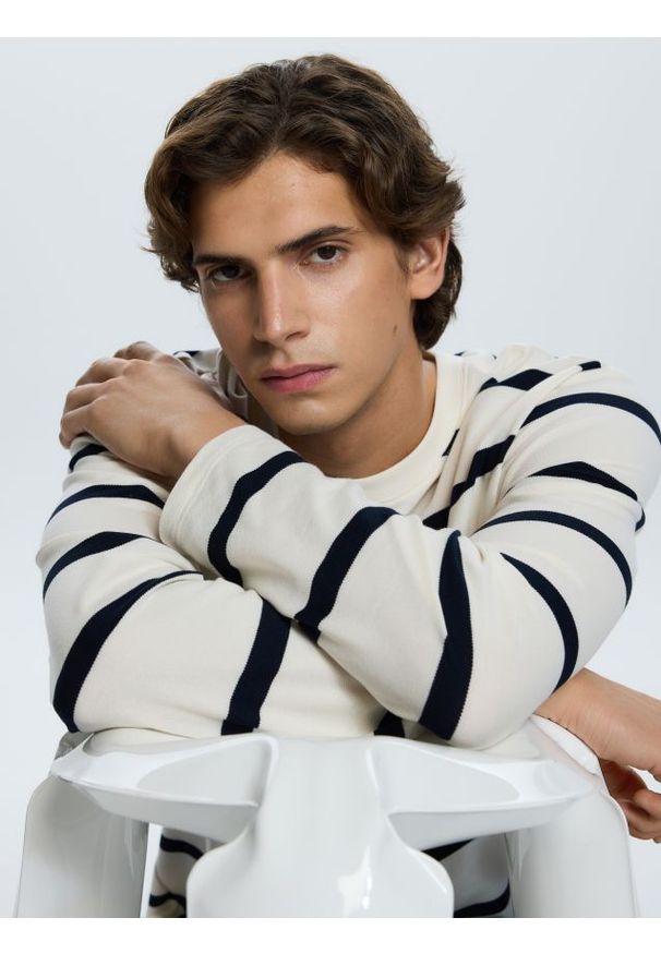 Reserved - Longsleeve regular w paski - złamana biel. Materiał: dzianina, bawełna. Długość rękawa: długi rękaw. Wzór: paski