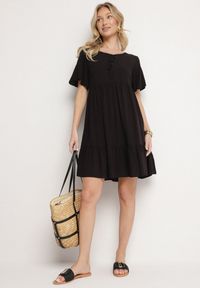 Born2be - Czarna Sukienka z Bawełny o Rozkloszowanym Kroju z Wiązaniem przy Dekolcie Mepilea. Okazja: na co dzień. Kolor: czarny. Materiał: bawełna. Długość rękawa: krótki rękaw. Sezon: wiosna, lato. Typ sukienki: rozkloszowane. Styl: klasyczny, casual, elegancki #4
