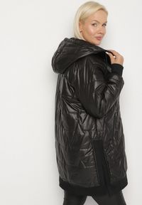 Born2be - Czarna Kurtka z Pikowanymi Przeszyciami i Kapturem Zarimelia. Okazja: na co dzień. Kolekcja: plus size. Kolor: czarny. Materiał: jeans. Styl: klasyczny, sportowy, casual, elegancki #5