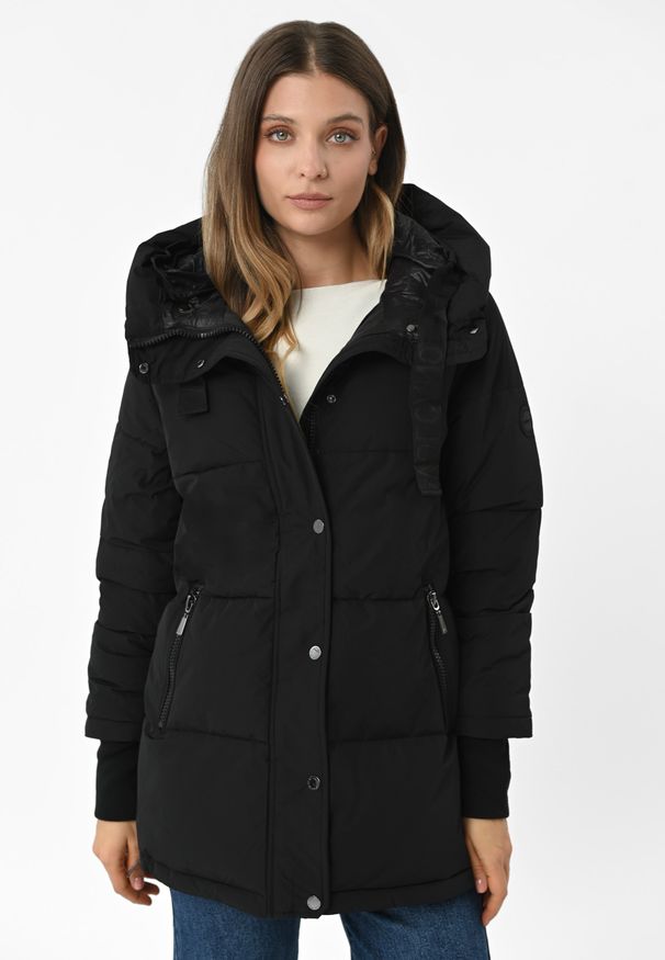 Volcano - Zimowa kurtka z kapturem J-BLIS. Typ kołnierza: kaptur. Materiał: materiał. Długość: długie. Wzór: napisy. Sezon: zima