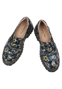 Półbuty damskie Laura Vita, zamszowe bogato zdobione na masywnej podeszwie i wsuwane, niebieskie, SL3011-3. Okazja: na co dzień. Zapięcie: bez zapięcia. Kolor: niebieski. Materiał: zamsz. Szerokość cholewki: normalna. Wzór: kwiaty, aplikacja. Styl: casual, klasyczny #2