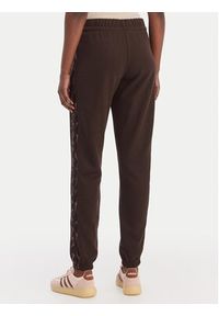 Adidas - adidas Spodnie dresowe Seasonal Essentials Leopard Print KA4720 Brązowy Regular Fit. Kolor: brązowy. Materiał: bawełna. Wzór: nadruk #3