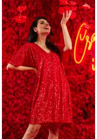 Awama - Cekinowa Sukienka z Dekoltem V o Luźnym Kroju - Czerwona. Kolor: czerwony. Materiał: poliester, elastan #1