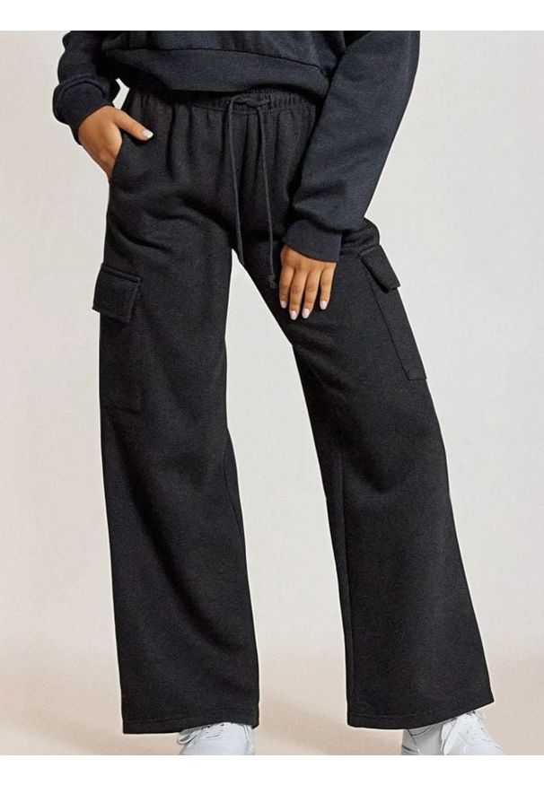 Sinsay - Spodnie wide leg cargo - czarny. Kolor: czarny
