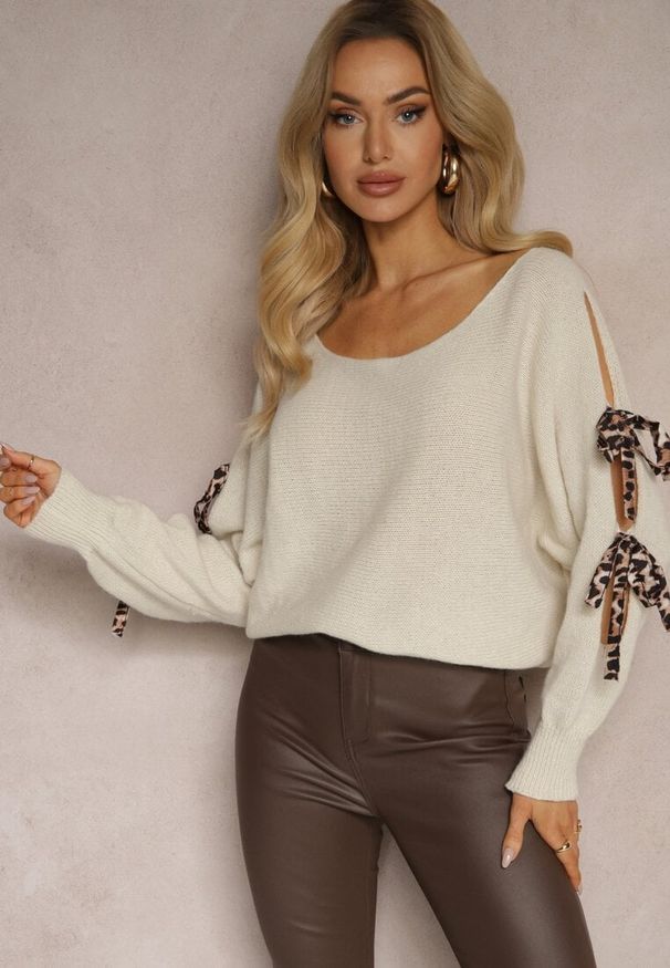 Renee - Beżowy Nietoperzowy Sweter z Moherem Ozdobiony Wiązaniami w Panterkowy Print Semitha. Okazja: na co dzień. Kolor: beżowy. Materiał: moher. Długość rękawa: długi rękaw. Długość: długie. Wzór: aplikacja, nadruk. Styl: casual, elegancki