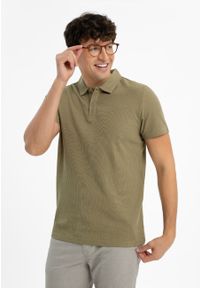 Volcano - T-shirt polo O-DAMSON. Typ kołnierza: polo. Materiał: materiał, tkanina. Długość rękawa: krótki rękaw. Długość: krótkie. Wzór: ze splotem. Sezon: wiosna, lato. Styl: klasyczny, sportowy #1