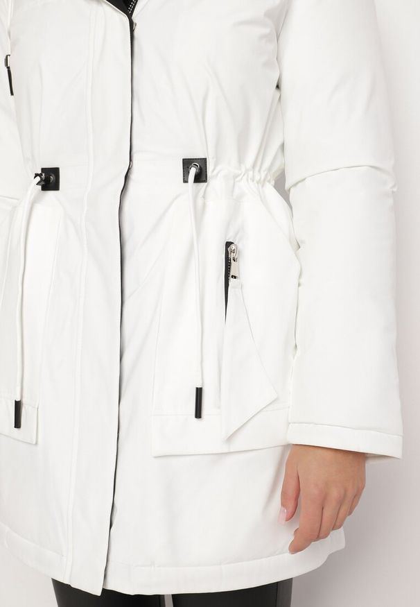 Born2be - Biała Kurtka Parka z Kapturem Ściągana w Pasie Semielin. Okazja: na co dzień, na spacer. Typ kołnierza: kaptur. Kolor: biały. Styl: elegancki, casual