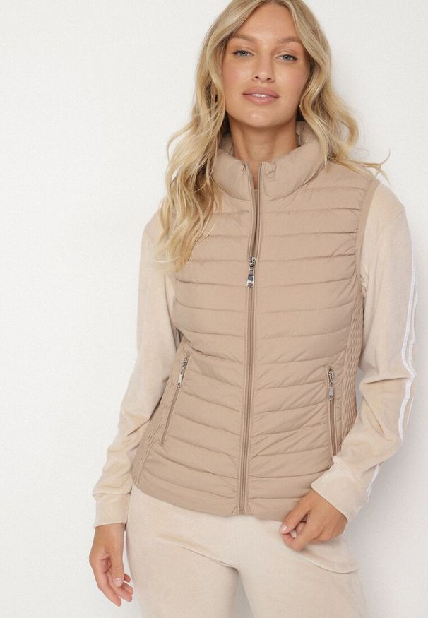 Born2be - Ciemnobeżowa Pikowana Kamizelka ze Stójką i Zasuwanymi Kieszeniami Lorenith. Typ kołnierza: kołnierzyk stójkowy. Kolor: beżowy. Materiał: jeans. Styl: elegancki