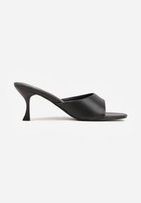 Renee - Czarne Klapki Peep Toe na Niskiej Szpilce Carinatia. Okazja: na co dzień. Nosek buta: otwarty. Kolor: czarny. Materiał: jeans. Styl: casual, elegancki #8