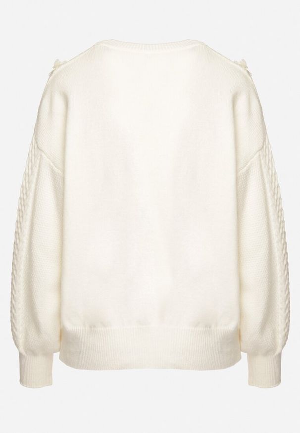 Born2be - Biały Sweter o Prostym Kroju Zdobiony Aplikacją w Kształcie Kwiatów z Perełkami Leavirae. Okazja: na co dzień. Kolor: biały. Materiał: jeans. Wzór: kwiaty, aplikacja. Styl: elegancki, klasyczny, casual
