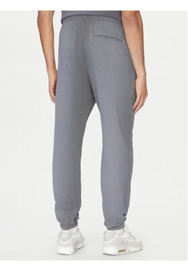 Nike Spodnie dresowe FV7253 Szary Standard Fit. Kolor: szary. Materiał: bawełna