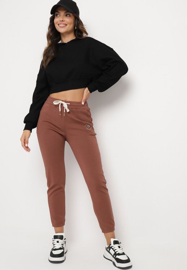 Born2be - Brązowe Spodnie Dresowe Zwężane z Kieszeniami i Gumką w Pasie Lerikas. Okazja: na co dzień. Kolor: brązowy. Materiał: dresówka. Styl: casual