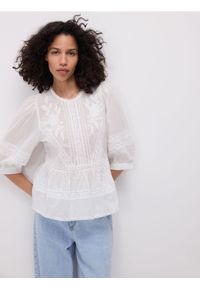 Reserved - Bluzka z haftowanym wzorem - biały. Kolor: biały. Materiał: bawełna. Wzór: haft #1