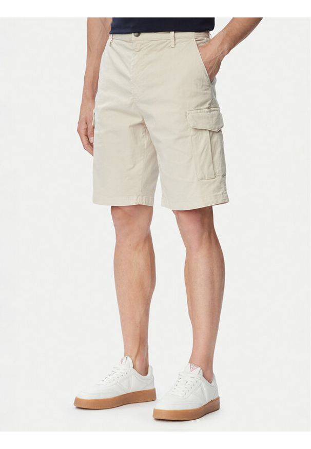 Guess Szorty materiałowe M6GDVA W1703 Kremowy Regular Fit. Kolor: kremowy. Materiał: bawełna