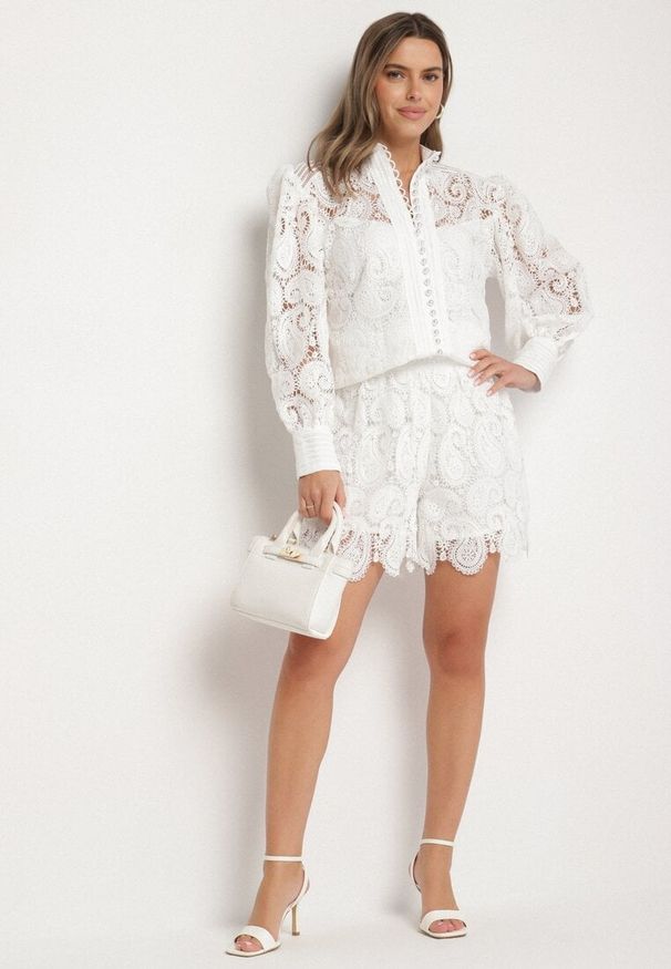 Born2be - Biały Komplet z Bawełną Koszula i Szorty Ozdobione Ażurowym Wzorem Zeralea. Kolor: biały. Materiał: bawełna. Wzór: ażurowy, aplikacja