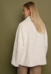 Born2be - Biała Kurtka Futerko o Dwurzędowym Kroju Oversize Nalizana. Okazja: na co dzień. Kolor: biały. Materiał: futro. Długość rękawa: długi rękaw. Długość: długie. Styl: casual, elegancki #3