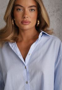 Renee - Jasnoniebieska Koszula Oversize z Bawełną Ozdobiona Paseczkami Anastene. Okazja: na co dzień. Typ kołnierza: kołnierzyk klasyczny. Kolor: niebieski. Materiał: bawełna. Wzór: aplikacja. Styl: elegancki, casual, klasyczny #4