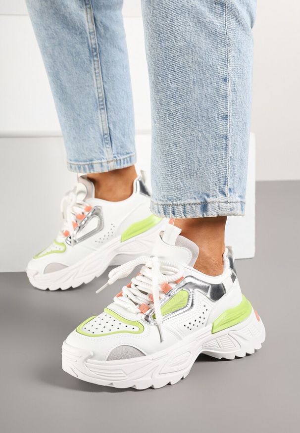 Renee - Biało-Zielone Sneakersy w Streetwearowym Stylu na Tłoczonej Podeszwie Nelasea. Okazja: na co dzień. Zapięcie: sznurówki. Kolor: biały. Materiał: skóra, jeans. Obcas: na platformie