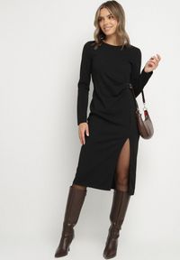 Born2be - Czarna Dopasowana Sukienka z Bawełną Ozdobiona Paskami z Klamrami Esanea. Okazja: na spotkanie biznesowe, na co dzień. Kolor: czarny. Materiał: bawełna. Wzór: aplikacja. Styl: klasyczny, biznesowy, casual, elegancki #5