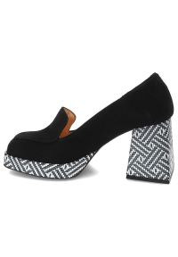 Czarne Półbuty Armodo Damskie Eleganckie Buty. Okazja: na randkę. Zapięcie: bez zapięcia. Kolor: czarny. Szerokość cholewki: normalna. Wzór: geometria. Materiał: zamsz, skóra. Sezon: wiosna. Obcas: na słupku, na obcasie. Styl: elegancki. Wysokość obcasa: średni #6