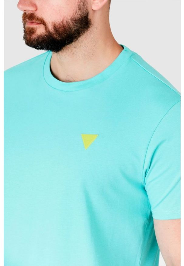 Guess - GUESS Turkusowy t-shirt męski z żółtym logo, Rozmiar S. Kolor: niebieski. Wzór: aplikacja