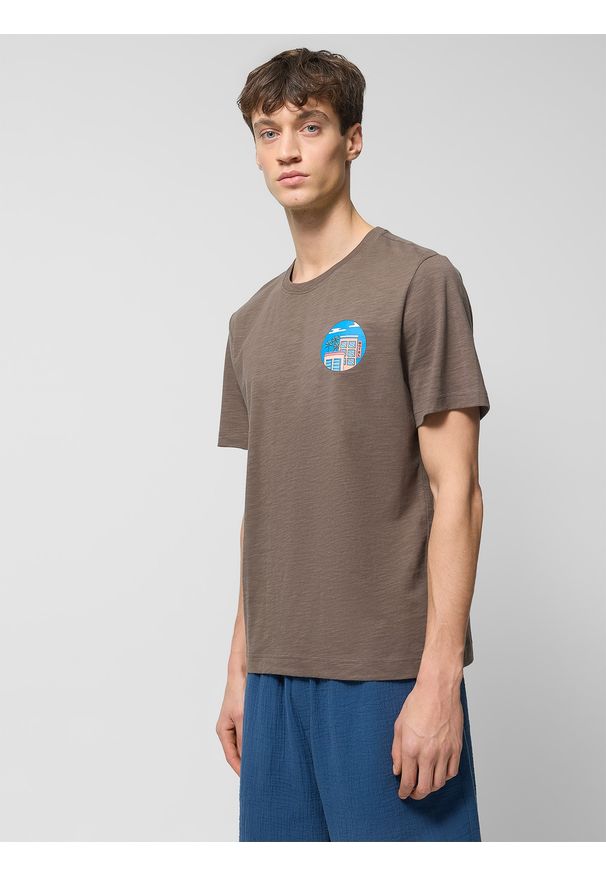 outhorn - T-shirt regular z nadrukiem męski Outhorn - brązowy. Kolor: brązowy. Materiał: bawełna, dzianina. Długość rękawa: krótki rękaw. Długość: krótkie. Wzór: nadruk