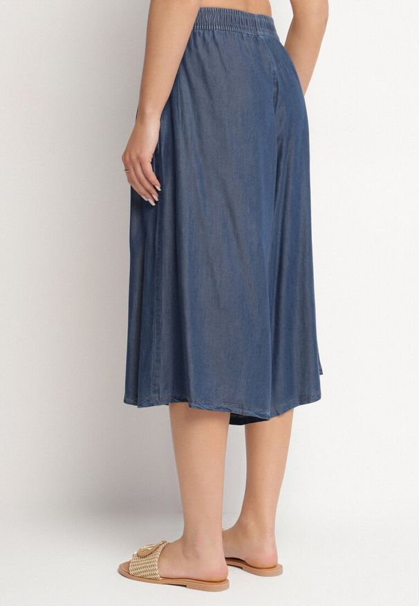 Born2be - Granatowe Bawełniane Szorty Bermudy o Szerokim Kroju z Ozdobnym Wiązaniem Falpio. Okazja: na co dzień. Kolor: niebieski. Materiał: bawełna. Styl: casual, elegancki