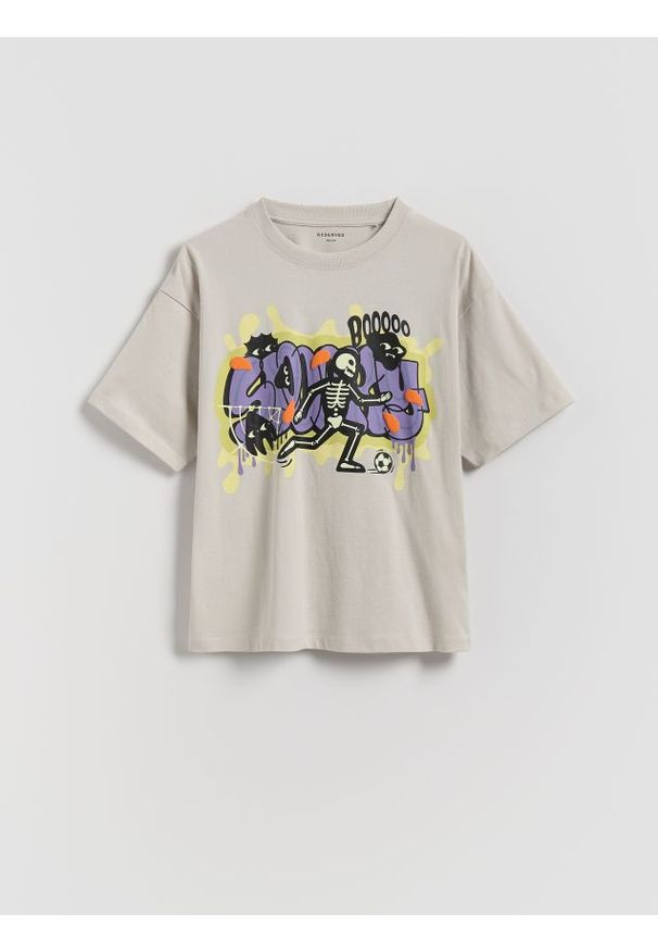 Reserved - T-shirt z nadrukiem świecącym w ciemności - jasnoszary. Kolor: szary. Materiał: bawełna, dzianina. Wzór: nadruk