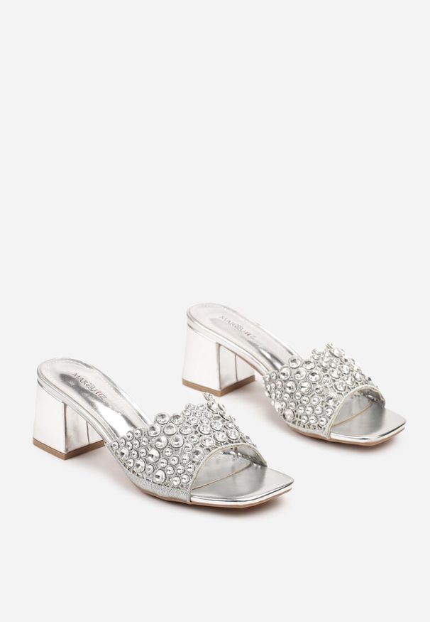 Renee - Srebrne Eleganckie Klapki na Słupku z Kryształkami i Cyrkoniami Selorin. Kolor: srebrny. Materiał: satyna. Sezon: lato. Obcas: na słupku. Styl: elegancki