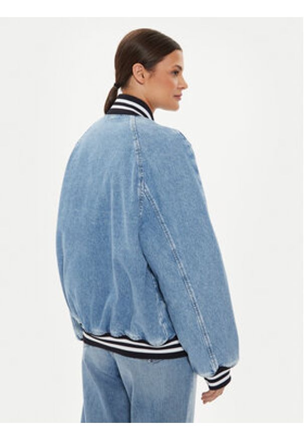 Tommy Jeans Kurtka jeansowa Letterman DW0DW18202 Niebieski Oversize. Kolor: niebieski. Materiał: bawełna