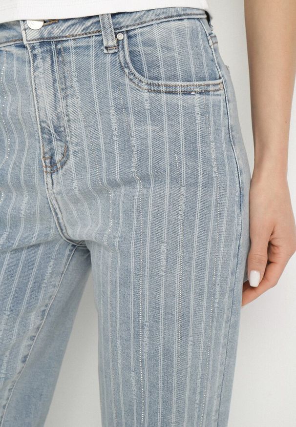 Born2be - Niebieskie Szerokie Bawełniane Jeansy z Wysokim Stanem Ozdobione Cyrkoniami Armoi. Okazja: na co dzień, na spacer. Stan: podwyższony. Kolor: niebieski. Wzór: aplikacja. Styl: casual, elegancki