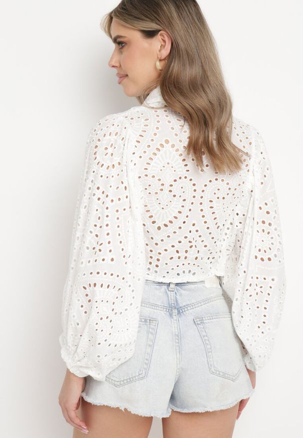 Born2be - Biała Ażurowa Wiązana Koszula z Bawełny z Rękawami Zakończonymi Gumką Ellviana. Okazja: na randkę. Typ kołnierza: dekolt w kształcie V. Kolor: biały. Materiał: bawełna. Wzór: ażurowy. Sezon: lato. Styl: wakacyjny, elegancki