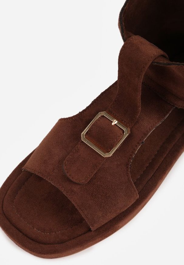 Renee - Brązowe Sandały Typu Botki Ozdobione Metaliczną Klamrą z Przodu Adrasaia. Zapięcie: klamry. Kolor: brązowy. Wzór: aplikacja. Sezon: lato