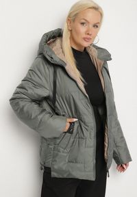 Born2be - Zielona Pikowana Kurtka z Kapturem i Ozdobnymi Suwakami Tulirisa. Okazja: na co dzień. Typ kołnierza: kaptur. Kolekcja: plus size. Kolor: zielony. Materiał: jeans. Styl: sportowy, casual #3