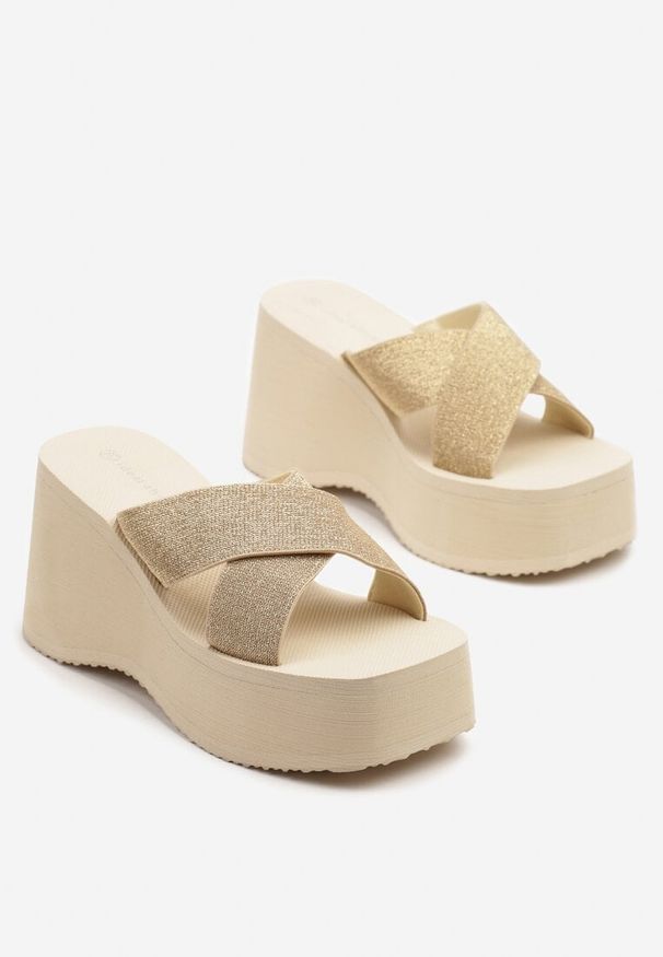 Born2be - Złote Klapki na Koturnie z Przeplatanymi Paskami Haniffia. Okazja: na co dzień. Kolor: złoty. Materiał: jeans. Obcas: na koturnie. Styl: elegancki, casual