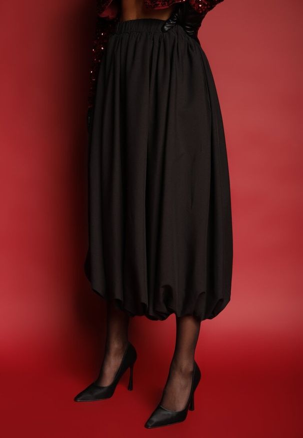 Renee - Czarna Spódnica z Wiskozą o Kroju Bombki Ennavin. Okazja: na co dzień. Kolor: czarny. Materiał: wiskoza. Styl: elegancki, casual
