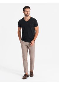 Ombre Clothing - T-shirt męski V-neck SLIM FIT z elastanem i printem – czarny V1 - Rozmiar: M. Okazja: na co dzień. Typ kołnierza: dekolt w serek. Kolor: czarny. Materiał: elastan. Wzór: nadruk. Styl: casual #5