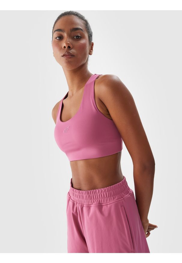 4f - 4F Biustonosz treningowy z niskim wsparciem - różowy M. Kolor: różowy. Materiał: dzianina, elastan, włókno, syntetyk, materiał, guma. Rodzaj stanika: wyciągane miseczki. Wzór: gładki, jednolity, ze splotem. Sport: fitness, joga i pilates