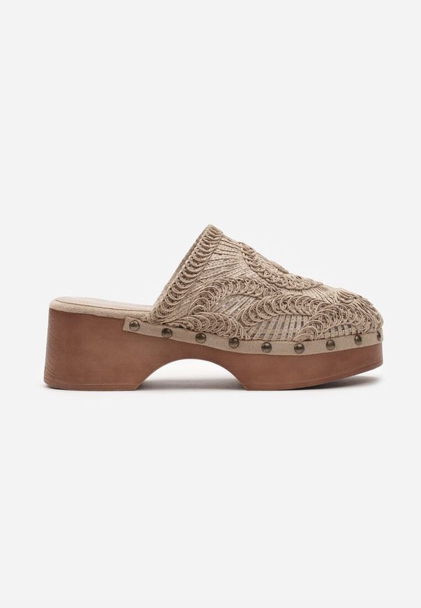 Renee - Ciemnobeżowe Klapki Chodaki Ozdobione Plecionką i Nitami na Grubej Podeszwie Riorella. Okazja: na co dzień. Kolor: beżowy. Materiał: len, materiał. Wzór: aplikacja. Sezon: lato. Styl: casual, elegancki