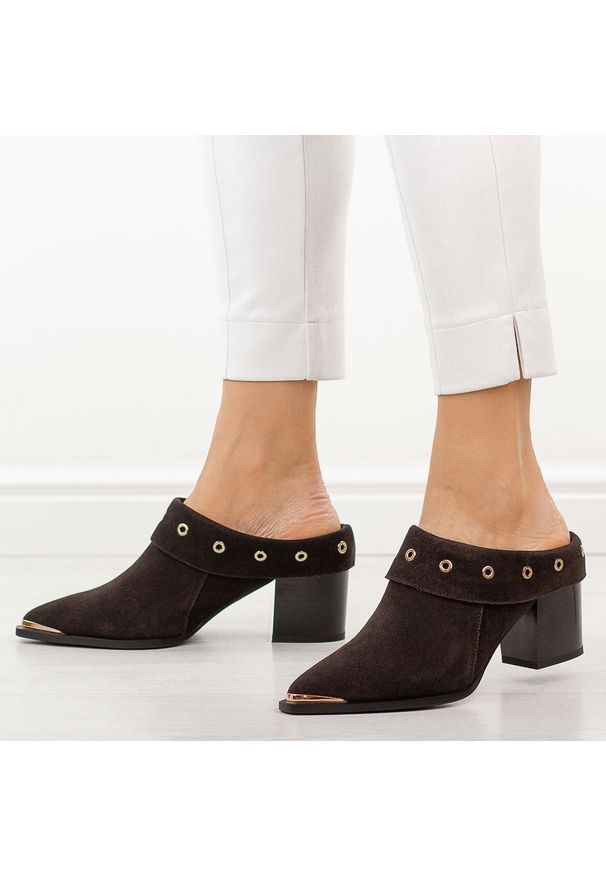 Brązowe skórzane klapki damskie na obcasie mule DiA 3059. Okazja: na co dzień. Kolor: brązowy. Materiał: skóra, zamsz. Sezon: wiosna, lato, jesień. Obcas: na obcasie. Styl: casual, elegancki. Wysokość obcasa: średni