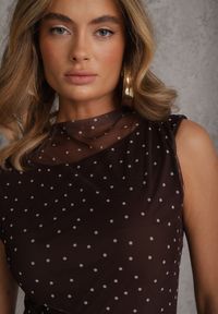 Renee - Brązowa Dopasowana Sukienka w Groszki z Dekoltem Łódką Jennirina. Typ kołnierza: dekolt w łódkę. Kolor: brązowy. Wzór: grochy. Typ sukienki: dopasowane. Styl: retro. Długość: mini #7