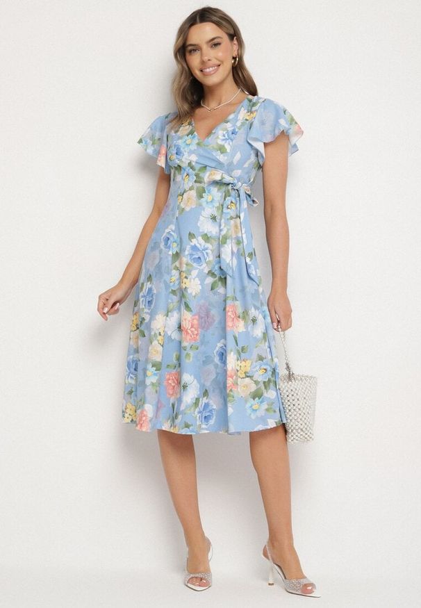 Born2be - Jasnoniebieska Kwiatowa Sukienka z Kopertowym Dekoltem Atorina. Okazja: do pracy, na co dzień, na spotkanie biznesowe. Typ kołnierza: dekolt kopertowy. Kolor: niebieski. Wzór: kwiaty. Typ sukienki: kopertowe. Styl: biznesowy, casual